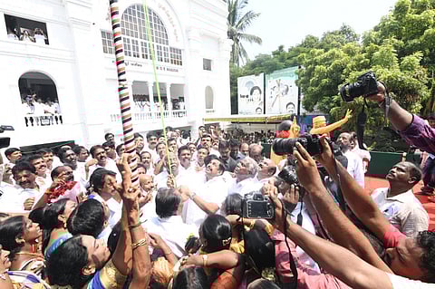 அ.தி.மு.க. தலைமையகத்தில் எடப்பாடி பழனிசாமி கொடியேற்றம்