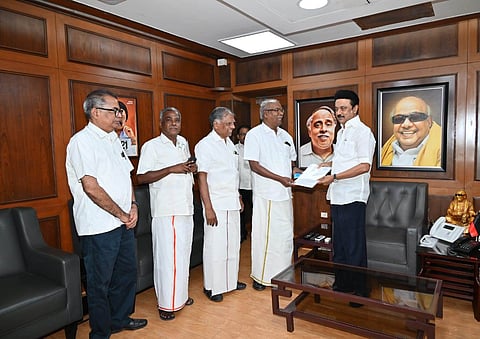 முதலமைச்சர் மு.க.ஸ்டாலின் சந்தித்து கோரிக்கை மனு அளிக்கும் கே. பாலகிருஷ்ணன்