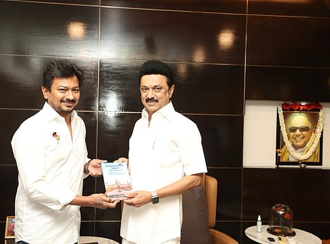 முதலமைச்சரிடம் வாழ்த்துப் பெறும் அமைச்சர் உதயநிதி ஸ்டாலின்