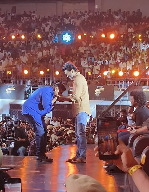 லியோ படத்தின் வெற்றி விழாவில் விஜய் கைகளைப்பிடித்து முத்தமிட்டம் மிஷ்கின்