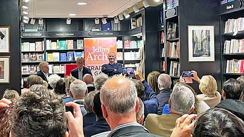 கதை எழுதி
1900 கோடி சம்பாதித்தவர்!