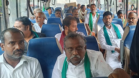 பி.ஆர்.பாண்டியன், தமிமுன் அன்சாரி உட்பட்டவர்கள் கைதாகி போலீஸ் வேனில் அழைத்துச்செல்லப்பட்டனர்.