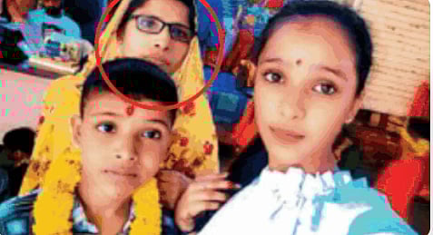 உயிரிழந்த ரீனா தன் பிள்ளைகளுடன்