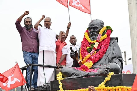 மார்க்சிஸ்ட் மாநிலச் செயலாளர் கே.பாலகிருஷ்ணன் பெரியார் சிலைக்கு மரியாதை செலுத்தினார்.