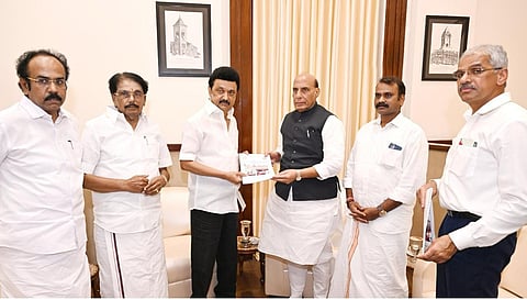 பாதுகாப்பு அமைச்சர் இராஜ்நாத்சிங்கிடம் முதலமைச்சர் ஸ்டாலின் நிதியுதவிக் கோரிக்கை கடிதம் அளித்தார்.