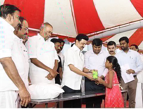 நெல்லையில் தன் உண்டியல் சேமிப்பை முதலமைச்சர் ஸ்டாலினிடம் நிவாரணத்துக்காக வழங்கிய 2ஆம் வகுப்பு மாணவி சேவிதா பகவதி!