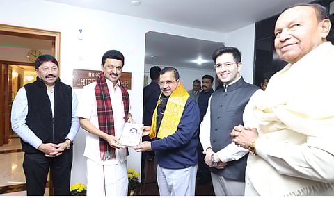 புதுடெல்லியில் முதலமைச்சருடன் அம்மாநில முதலமைச்சர் அரவிந்த் கெஜ்ரிவால் சந்திப்பு
