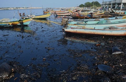எண்ணூர் எண்ணெய்க் கசிவு: தொழிற்சாலைகள் மீது கிரிமினல் வழக்கு பதிய நீதிபதி வலியுறுத்தல்!