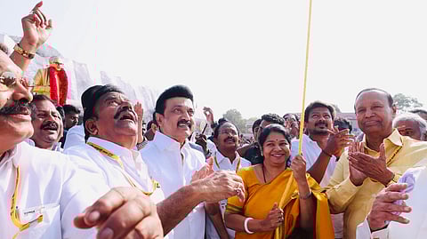 தி.மு.க. இளைஞர் அணி மாநாட்டில் கொடியேற்றிய கனிமொழி!