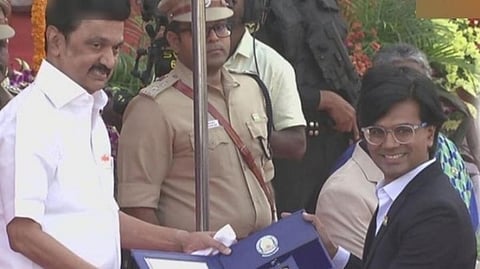 முதல்வரிடம் விருது பெறும் முகமது ஜூபைர்