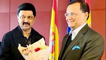 ஸ்பெயின் சென்றடைந்த முதல்வர் மு.க. ஸ்டாலினை வரவேற்ற ஸ்பெயின் நாட்டிற்கான இந்தியத் தூதர் தினேஷ் கே.பட்நாயக்