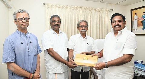 எடப்பாடி பழனிசாமிக்கு இராமர் கோயில் திறப்பு விழா குழுவினர் அழைப்பிதழ் அளித்தனர்.