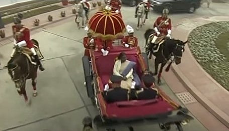 சாரட் வண்டியில் நாடாளுமன்றம் வந்த குடியரசுத் தலைவர்!