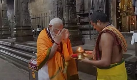 ராமநாத சுவாமி கோயிலில் வழிபாடு செய்யும் பிரதமர்