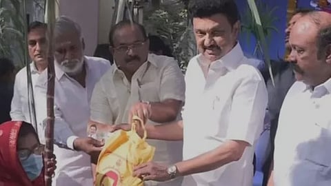 பொங்கல் பரிசு தொகை வழங்கும் முதல்வர் ஸ்டாலின்