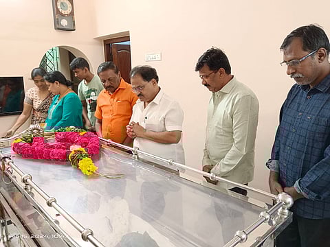 கயல் தினகரன் மறைவுக்கு அஞ்சலி செலுத்தும் தி.மு.க. நிர்வாகிகள்