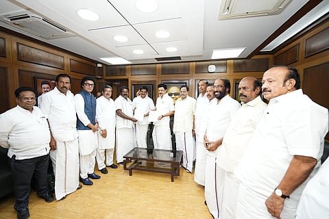 அறிவாலயத்தில் தி.மு.க. தலைவர் ஸ்டாலினுடன் காங்கிரஸ் தலைவர்கள் தொகுதி உடன்பாடு