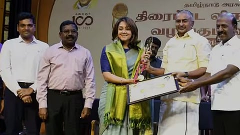 சிறந்த நடிக்கைக்கான விருது பெறும் நடிகை ஜோதிகா