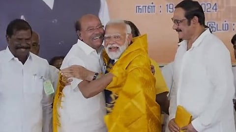 ராமதாசை கட்டித்தழுவும் பிரதமர் மோடி