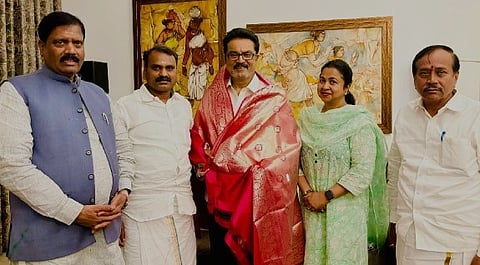 (இடமிருந்து வலம்) அரவிந்த் மேனன், எல். முருகன், சரத்குமார், ராதிகா, எச். ராஜா