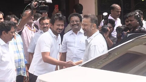 அறிவாலயத்தில் கமலை வரவேற்கும் உதயநிதி ஸ்டாலின்