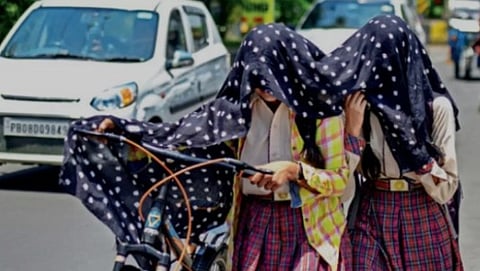 இந்த வெயிலில் சிறப்பு வகுப்புகளா...? பள்ளிக் கல்வித்துறைக்கு எச்சரிக்கை!