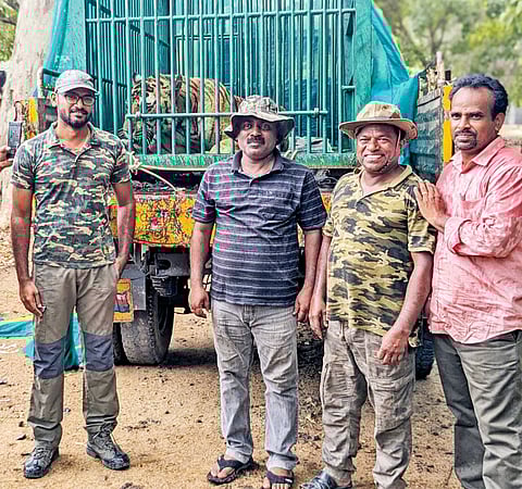 மீட்புக் குழுவினருடன் முத்துகிருஷ்ணன்(வலமிருந்து இரண்டாவது)