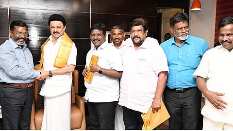 மு.க.ஸ்டாலினுடன் வி.சி.க. தலைவர் திருமா. உடன் அமைச்சர் நேரு.