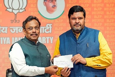 வினோத் தாவ்டே முன்னிலையில் பா.ஜ.க.வில் இணைந்த கெளரவ் வல்லப்