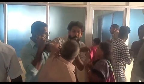 நெல்லை மார்க்சிஸ்ட் கட்சி அலுவலகத்தில் புகுந்து தாக்கிய கும்பல்