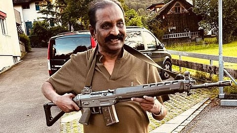 துப்பாக்கியுடன் பாடலாசிரியர் வைரமுத்து