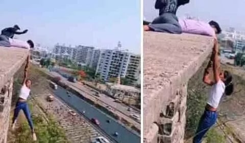 புனே பெண் ஆபத்தான முறையில் தொங்கும் காட்சி