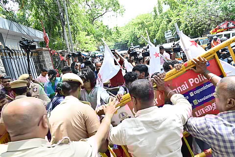 நீட் முறைகேடுகளைக் கண்டித்து சென்னை சாஸ்திரிபவன் முன்பு நேற்று இந்திய மாணவர் சங்கத்தினர் ஆர்ப்பாட்டம்