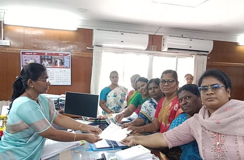 சென்னை மாவட்ட ஆட்சியரிடம் மாதர் சங்கத்தினர் மனு