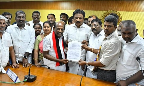 வெற்றி பெற்றதற்கான சான்றிதழை பெறும் ராமகிருஷ்ணன்