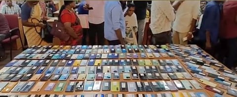 தொலைந்துபோன செல்போன்களை மீட்டு அதன் உரிமையாளர்களிடம் ஒப்படைத்த கோவை மாவட்ட காவல்துறையினர்