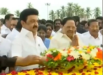 கலைஞர் நினைவிடத்தில் மலர் வளையம் வைத்து மரியாதை செலுத்தும் முதல்வர் ஸ்டாலின்