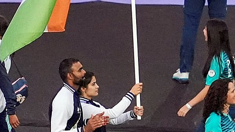 ஒலிம்பிக் நிறைவு விழாவில் தேசியக் கொடி ஏந்திச் செல்லும் மனு பாக்கா்