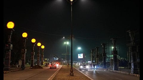 ராமர் கோயிலுக்கு செல்லும் வழியில் போடப்பட்டுள்ள விளக்குகள்