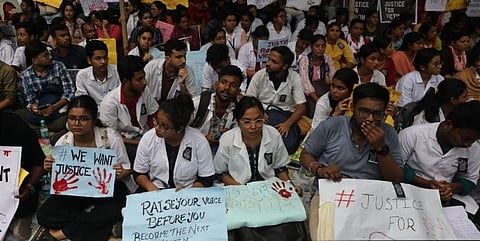 ஆர்.ஜி.கர் மருத்துவக் கல்லூரி மருத்துவமனையில் போராட்டத்தில் ஈடுபட்டுள்ள மருத்துவர்கள்