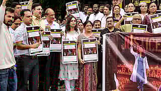 கொல்கத்தா மருத்துவ மாணவிக்கு நீதிக்கேட்டு போராட்டத்தில் ஈடுபட்டுள்ள மருத்துவர்கள்