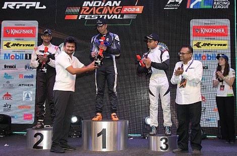 வெற்றி பெற்ற வீரர்களுக்கு பரிசளித்தார் அமைச்சர் உதயநிதி ஸ்டாலின்