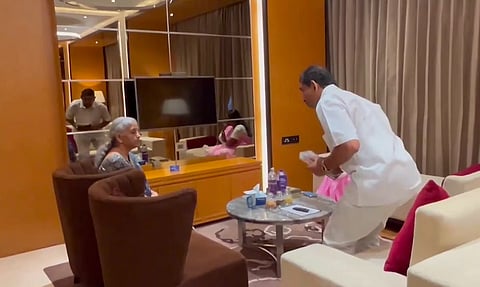 நிதியமைச்சர் நிர்மலா சீதாராமனிடம் மன்னிப்புக் கேட்கும் அன்னபூர்ணா சீனிவாசன்