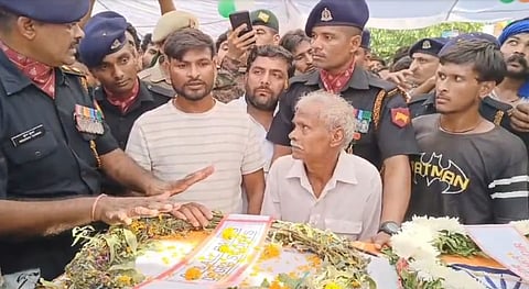 மல்கான் சிங் உடலை அவரது குடும்பத்தினரிடம் ஒப்படைக்கும் ராணுவத்தினர்