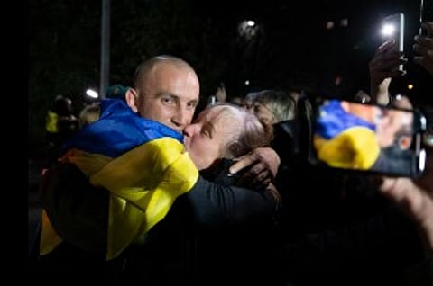 தனது உறவினரை தழுவிக்கொள்ளும் உக்ரைன் போர் கைதி