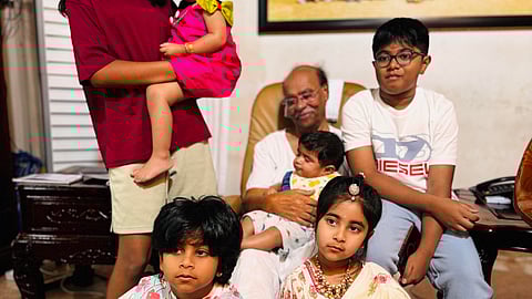 கொள்ளுப் பேரக்குழந்தைகளுடன் மருத்துவர் ராமதாஸ்