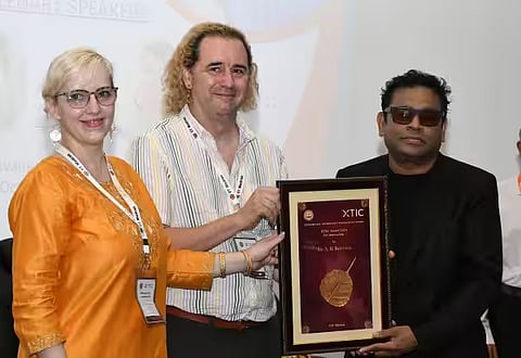 விருது பெறும் இசையமைப்பாளர் ஏ. ஆர். ரஹ்மான்