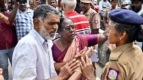 அதானி அலுவலகம் முன் போராட்டம் - திடீர் கைது!