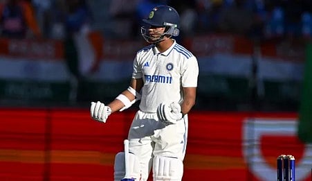 சதம் அடித்து மகிழ்ச்சியில் ஜெய்ஸ்வால்