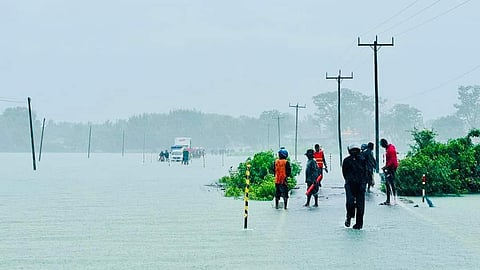 vehicles on Vattuvakal bridge among flood Mullaitheevu Srilanka